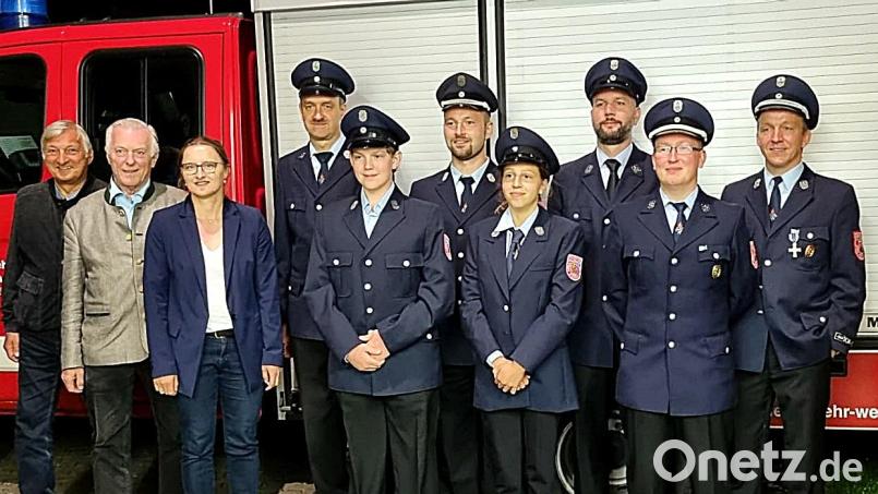 Das Ehrenkreuz in Silber geht an Günter Froeling (Vierter von links) für 25 Jahre aktiven Dienst bei der Feuerwehr Mallersricht, rechts ist deren Vorsitzender Martin Beutner. Bild: R. Kreuzer