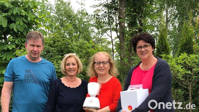Von der Selbsthilfegruppe krebskranker Kinder haben 2. Vorsitzender Marco Kind (von links) und 1. Vorsitzende Petra Waldhauser einen Schulroboter an Dr. Chara Gravou-Apostolatou und Karin Büttner von der Kinder Onkologie-Palliativstation in Erlangen übergeben. Bild: exb
