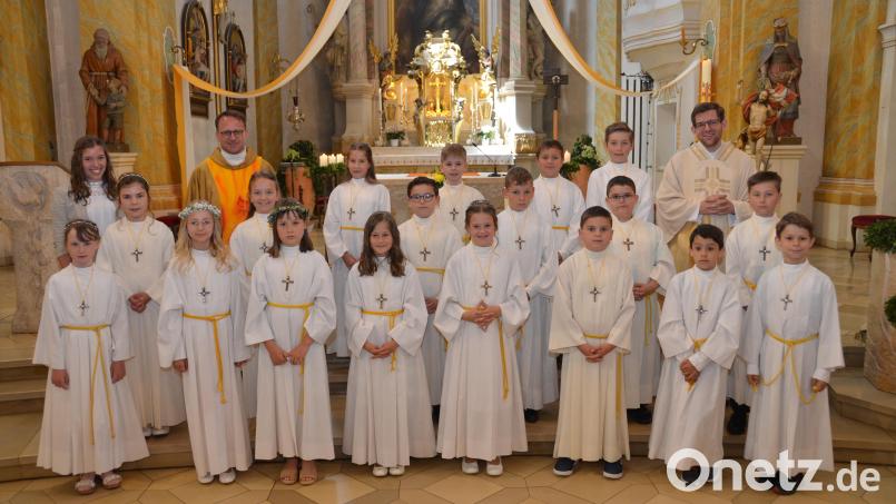 Die ersten 18 Kinder aus der Seelsorgeeinheit Vohenstrauß und Böhmischbruck feiern am Sonntag Erstkommunion. Dekan Alexander Hösl (links) und Kaplan Alexander Ertl (rechts) sowie die Lehrkräfte begleiten die Kinder auf diesem Weg. Bild: dob