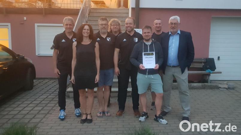 Die in der Jahreshauptversammlung der DJK-Fußballer Geehrten mit DJK-Vorsitzendem Rupert Troppmann (ganz rechts) und Abteilungsleiter Achim Neupert (ganz links). Bild: wsc