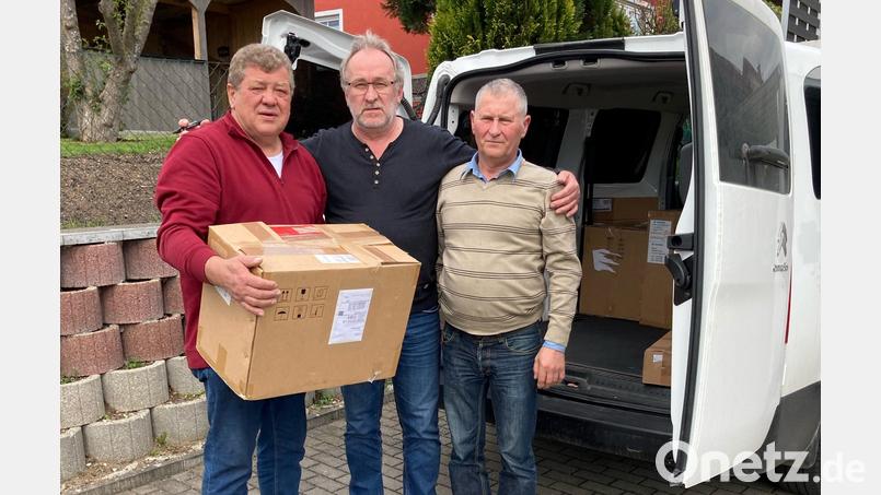 Vorsitzender Anton Wild, Walodya Petriv und dessen Bekannter machten einen Sprinter mit Hilfsgütern für die Ukraine voll. Bild: Wild/exb