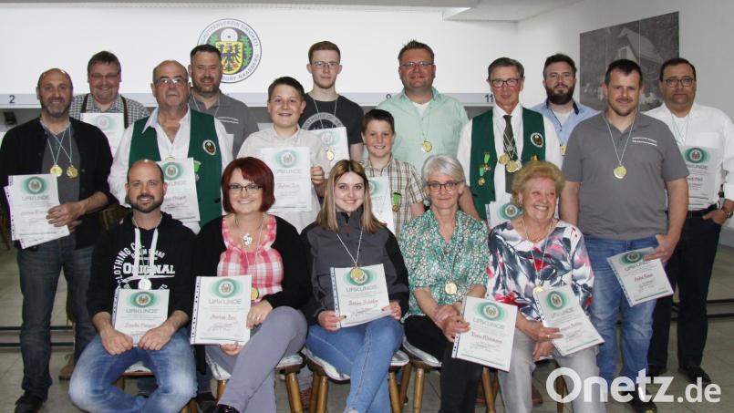 Die Erstplatzierten der Vereinsmeisterschaft 2022 freuen sich über ihre Ergebnisse. Bild: Schützenverein Einigkeit Erbendorf/exb