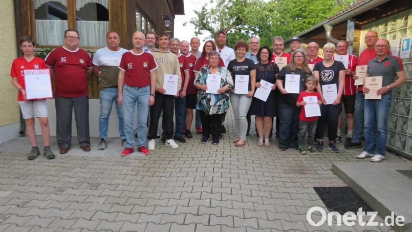 Mit Urkunden und kleinen Geschenken werden die Mitglieder des FC Bayern Fanclubs von Vorsitzendem Reinhold Kreuzer (Viertervon links) ausgezeichnet. Bild: adj