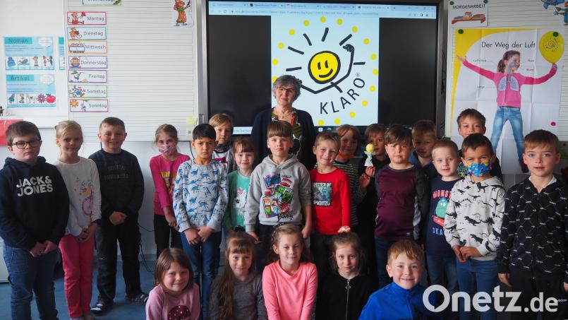 Gesundheitsförderin Martina Rohrmüller (hinten, Mitte) unterstützt das gesunde Aufwachsen der Kinder mit dem Projekt Klasse 2000. Mit Maskottchen &quot;KLARO&quot; begleitet sie die Fichtelnaabtalschüler von der 1. bis zur 4. Klasse. Bild: jpl