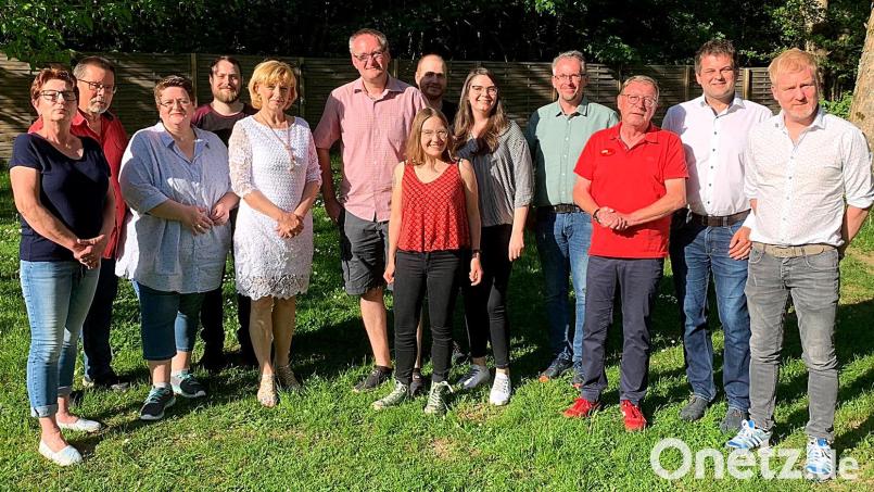 Im Kreis der neuen Vorstandschaft freuen sich diese Mitglieder des SPD-Ortsvereins über ihre Ehrungen: (Zweiter von links) Alfred Kutz für 45 Jahre, (Zweiter von rechts) Thomas Kamm für 20 Jahre und (rechts) Roland Richter für 30 Jahre. Bild: R. Kreuzer