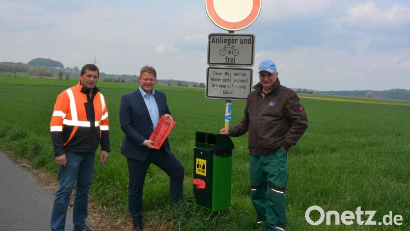 An beliebten Wegen hat die Stadt neue Hundekotbehälter aufgestellt. Bürgermeister Stefan Grillmeier (Mitte), Stadtgärtner Willi Kilian (rechts) und Bauhofleiter Wolfgang Stark bitten darum, die Hinterlassenschaften der Vierbeiner fachgerecht zu entsorgen. Bild: jr