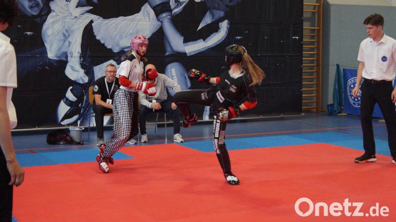 Finja Deichler (rechts) vom Ausrichter FSKA im Kampf gegen Jule Greul vom Kickboxverein Ebern in Oberfranken. Bild: Rudi Brunnbauer/exb