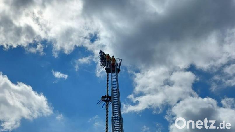 Während der Zehn-Jahres-Inspektion verfügt die Feuerwehr Erbendorf aktuell über ein Leihfahrzeug. Den ersten Einsatz damit gab es bereits am ersten Tag: Die Spitze des Schadenreuther Maibaums war beschädigt. Bild: fks