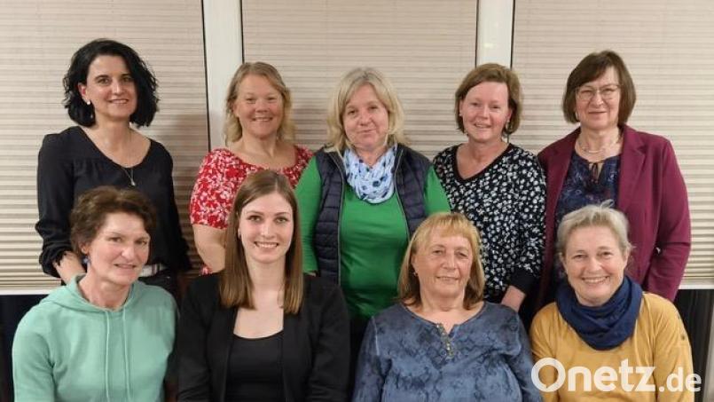 Der Frauenclub Stein wird künftig von einem Quartett geführt. An der Spitze stehen (sitzend von links) Elisabeth Schießl, Natalie Armer, Theresia Bernklau und Hannelore Holzgartner. Bild: Christa Armer