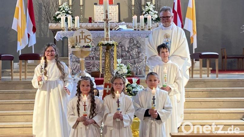 Die Erstkommunionkinder (von links) Sophie Held, Saphira Lursky, Amelie Heldmann, Alex Haas und Alexander Pongratz mit Pfarrer Maciej Kolanowski. Bild: jac