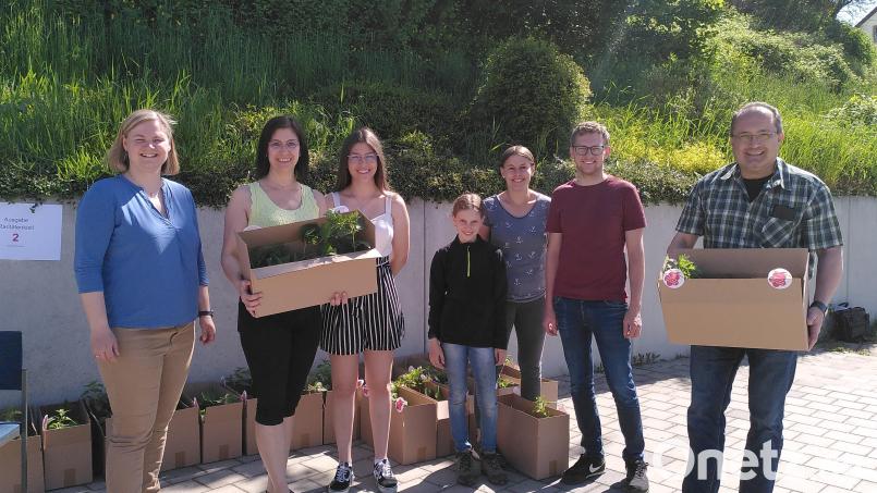 Die blühenden Schatztruhen bieten Vielfalt für Garten, Terrasse und Balkon: Die Tännesberger Gewinner freuen sich über ihre "Raritätenkistln". Bild:  Claudia Rückerl/exb