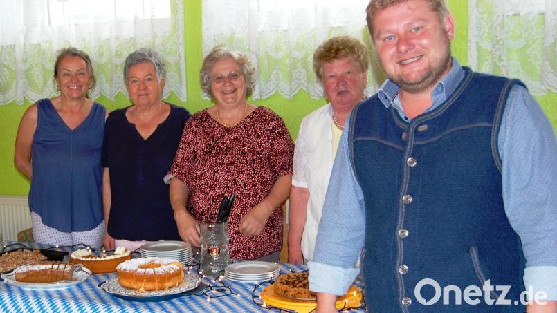 Ortsvorsitzender Dominik Baschnagel (rechts) organisierte mit seinem Team zum 75-jährigen Gründungsfest des CSU-Ortverbandes ein Gartenfest. Große Nachfrage gab es dabei natürlich am Kuchenbüfett. Bild: sm