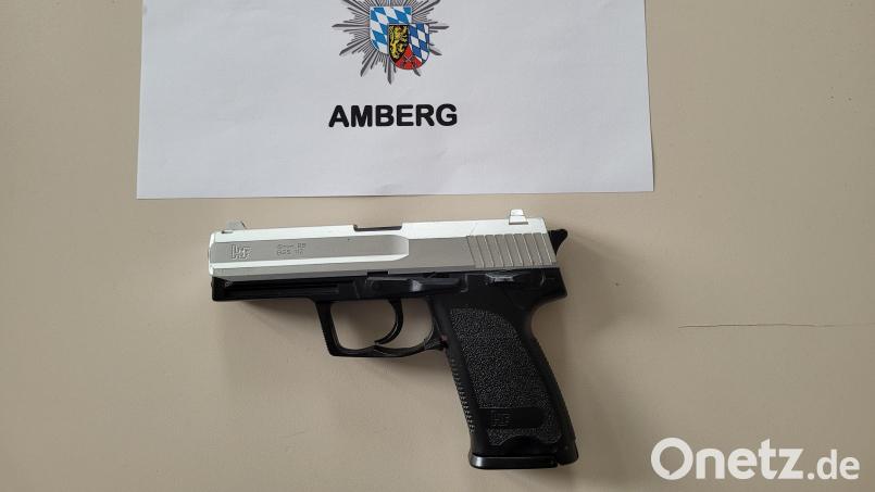 Mit dieser sehr echt aussehenden Pistole haben die Jugendlichen herumgespielt. Bild: Verkehrspolizei Amberg/exb