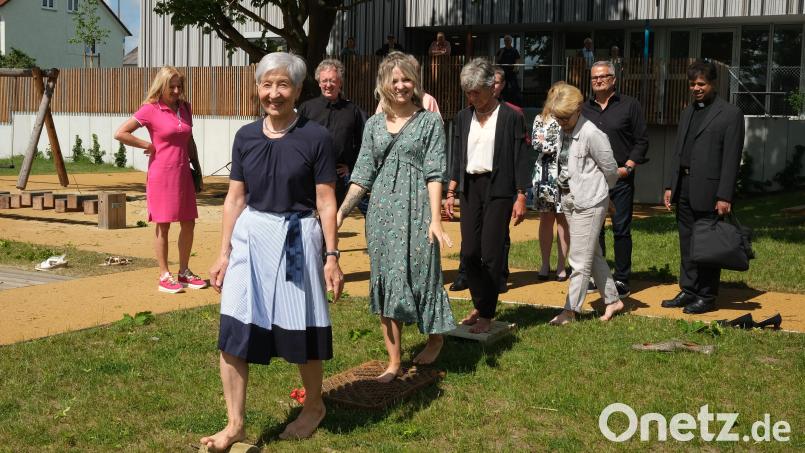 Kneipp-Vereinsvorsitzende Resi Lorenz, Kita-Leiterin Katrin Nietsch und AWO-Kreisvorsitzende Ulrike Roidl (von links) eröffneten den Barfußgang im Garten des Kinderhauses &quot;Storchenwiese&quot; in Fronberg. Bild: Hirsch