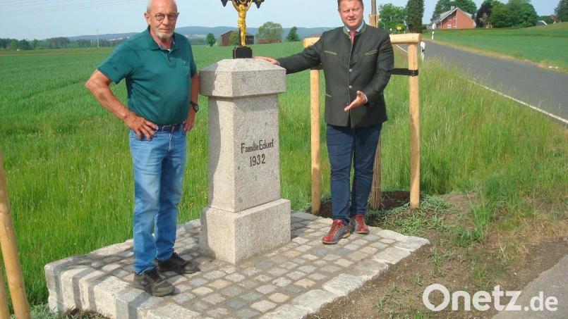 Das neu aufgestellte Kreuz der Familie Eckert erinnert an den einstigen Kirchsteig nach Oberteich. Theo Schaumberger vom Arbeitskreis Heimatpflege (links) hat es wieder in einen ansehnlichen Zustand versetzt. Bürgermeister Grillmeier freut sich, dass dieses alte Kreuz erhalten werden konnte. Bild: wmr