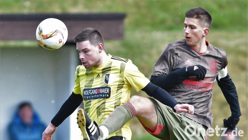 Für Philipp Magerl (rechts) und den VfB Mantel geht es am Mittwoch gegen den SV Köfering um den Verbleib in der Kreisliga. Archivbild: G. Büttner