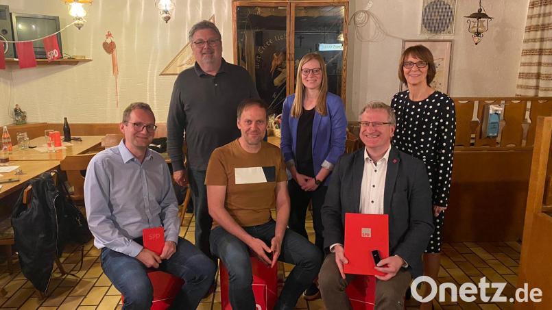 Alexander Gröbner (vorne, rechts) ist seit 25 Jahren Mitglied in der SPD, Dr. Thomas Ruland (vorne, links) stieß neu zum Ortsverein. Vorsitzende Nicole Bäumler (hinten, Mitte) gratuliert. Bild: Ulrike Koller/exb