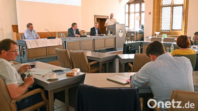 Oberbürgermeister Michael Cerny (am Podium, 2. von links) begrüßte die Mitglieder des Gutachterausschusses im großen Saal des Amberger Rathauses. Diese legten unter dem Vorsitz von Baureferent Dr. Markus Kühne (am Podium 3. von links) sowie im Beisein von Hubert Keck von der Geschäftsstelle (links am Podium) die neuen Bodenrichtwerte fest. Bild: Susanne Schwab, Stadt Amberg/exb