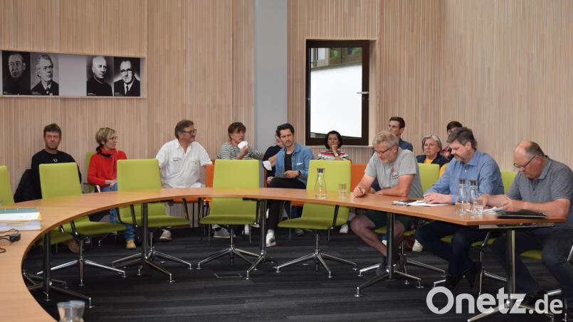 Mit großem Interesse verfolgen Traunrichter Bürger die Sitzung des Bauausschusses bei der es um den BOS-Funkmast geht.Zuvor hatten sie lautstark vor dem Rathaus demonstriert. Bild: bnr