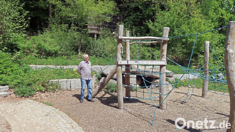 27 Jahre war Ernst Tippmann ehrenamtlich für den Naturpark tätig, fast 11 Jahre davon als Geschäftsführer. Die Verwirklichung von Projekten, wie das Eingangsportal zum Naturpark Steinwald in Pfaben (Bild), gehörten dabei mit zu seinen Aufgaben Bild: bsc