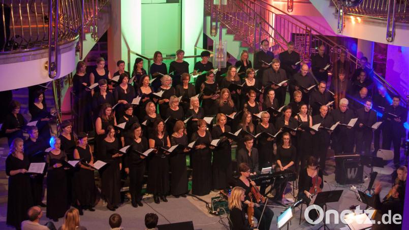 Einer der letzten Auftritte vor der langen Zwangspause: 2019 konzertierte der Weidener Kammerchor mit &quot;Nachtwanderung &quot; in Weiden. . Bild: Georg Wallisch/exb