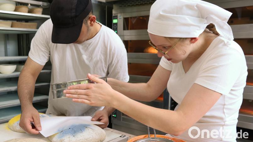 Bäcker-Azubis backen an der Europa-Berufsschule Brot mit den ukrainischen Staatsfarben. Bild: Helmut Meier/exb