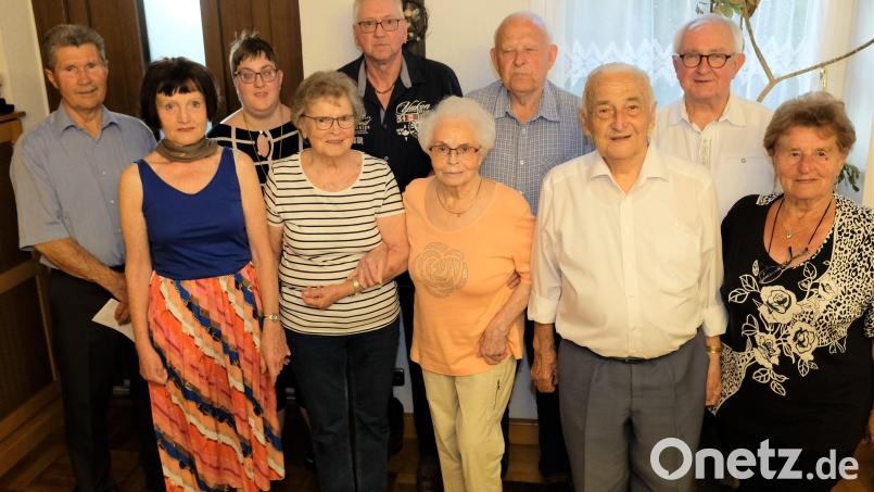 Für 30- und 25-jährige Mitgliedschaft zeichnen VdK-Ortsvorsitzender Anton Gareis (Zweiter von rechts) und Kreisvorsitzender Josef Rewitzer (links) 16 Mitglieder mit dem goldenen Treueabzeichen des VdK aus. Bild: do