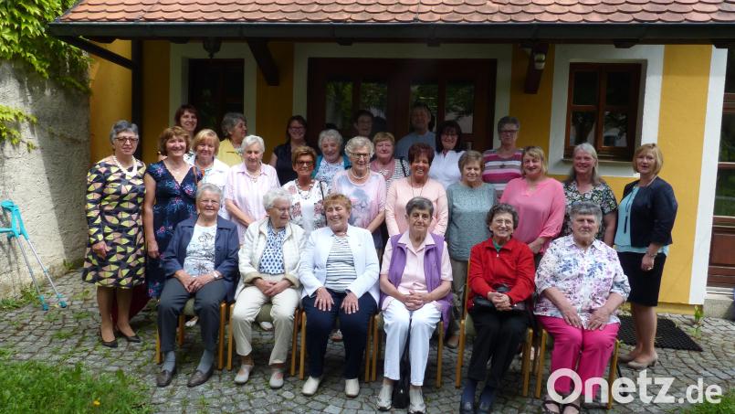Pfarrer Adam Nieciecki (hintere Reihe, rechts), Diözesanvorsitzende Martha Bauer und Ortsvorsitzende Claudia Rupprecht (zweite Reihe, von rechts) danken den vielen langjährigen und verdienten Mitgliedern des Katholischen Frauenbundes. Bild: sl