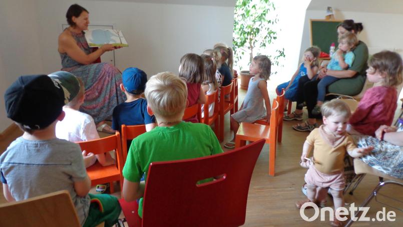 Büchereimitarbeiterin Sabine Liewald las den Kindern das Buch &quot;Kamfu mir helfen?&quot; vor.. Bild: adj