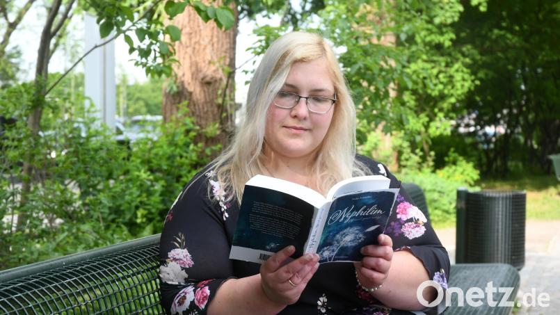 Nadja Schindler sitzt auf einer Bank in der Max-Reger-Anlage. Der Park diente ihr als Inspiration für Schauplätze in ihrem Debütroman &quot;Nephilim – Spread your wings&quot;. Bild: Gabi Schönberger