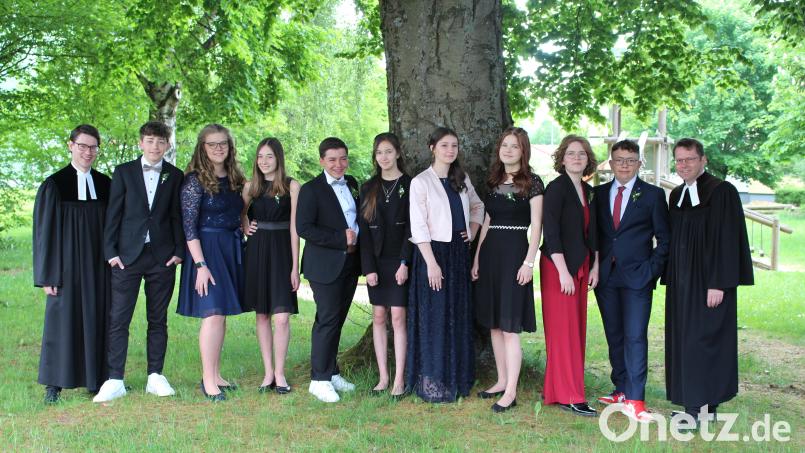 Konfirmation in Waldershof feierten (von links) Vikar Klaus Tillmann, Ben Walther, Laura Wilhelm, Katharina Schrempf, Timur Karaca, Saskia Vanderlei-Söllner, Luisa Abbassi, Alisa Schensky, Dareen Pohlers, Christian Weißenborn und Pfarrer Andreas Kraft. Bild: fpoz