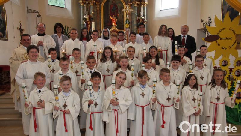 21 Jungen und Mädchen empfingen am Sonntag in Hohenthan die Erstkommunion. Unser Bild zeigt die Erstkommunikanten mit Stadtpfarrer Konrad Amschl, Pastoralreferentin Maria Wagner den beiden Lehrerinnen, den Ministranten und weiteren Helfern der Pfarreiengemeinschaft. Bild: kro