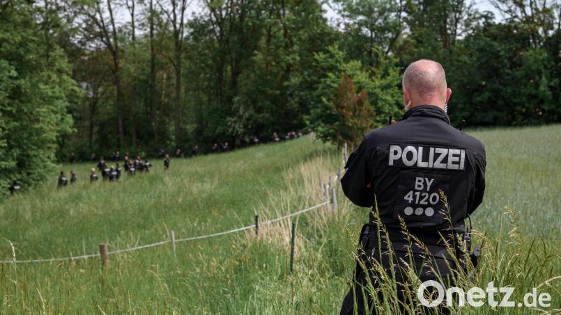 Ein Einsatzleiter der Hundertschaft blickt auf die Wiese, die von den Einsatzkräften der Polizei durchsucht wird. Nach fast zwei Wochen Suche gibt es nun traurige Gewissheit: Die junge Frau ist tot. Bild: Daniel Vogl/dpa