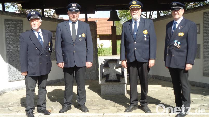 Die Vorstandschaft vor dem Mahnmal für die Gefallenen und Vermissten beider Weltkriege, das von der Kameradschaft gepflegt wird: (von links) Andreas Sorgenfrei, Helmut Streck, Walter Paschen und Herbert Braun. Bild: amö