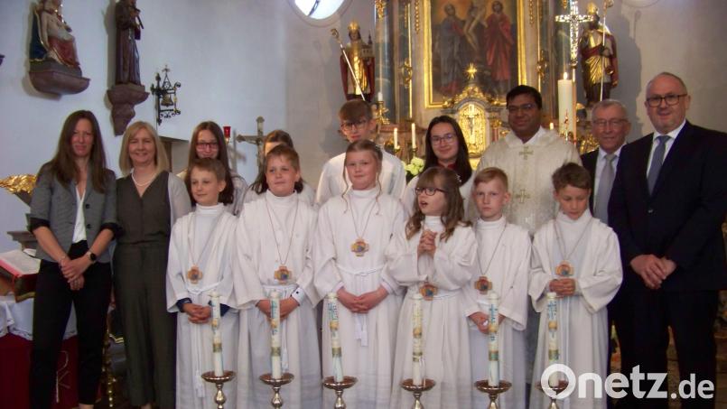 Im Bild (hinten, von inks) die Ministranten Lilian Förster, Sophia Förster, Lukas Kink und Leonie Wittmann, sowie Pater Antony D`Cruz, Mesner Josef Albrecht und Pfarrgemeinderatssprecher Wolfgang Dobler. (vorne, von links) Stephanie Förster, Angelika Luber, Kommunionkinder: Marlon Walter, Toni Trautner, Anna Janker, Sarah Kink, Luca Mois und Paul Häupl. Bild: Reinhard Haise/exb