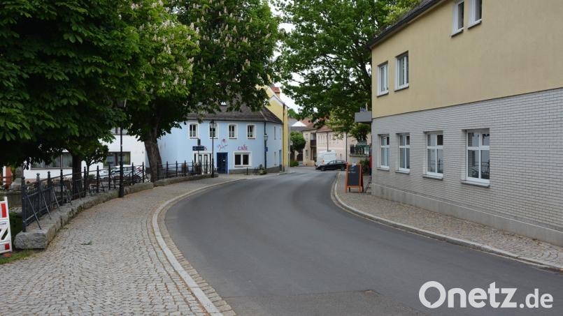 Gastronomie, Geschäfte, Kirche: In Konnersreuth sind Fußgänger nahe dran am Autoverkehr. Bild: jr