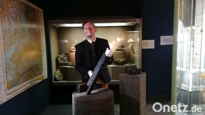 Dr. Martin Schreiner präsentiert den mittelalterlichen Schwertrohling im Bergbau- und Industriemuseum Ostbayern in Theuern. Bild: Jürgen Neumann /exb