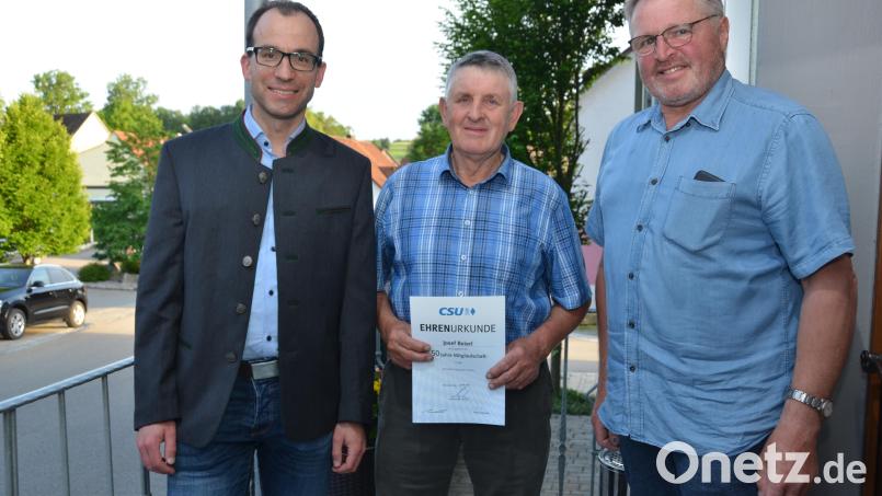 Josef Beierl aus Obernankau (Mitte) hält seit 50 Jahren treu zum CSU-Ortsverband Oberlind. Aus diesem Grund wird er in der Jahreshauptversammlung von Ortsvorsitzendem Florian Meißner (links) und dessen Stellvertreter Johann Bayerl (rechts) geehrt. Bild: dob