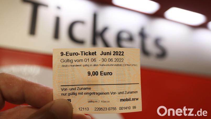 Ein 9-Euro-Ticket ist vor einem Fahrkartenautomaten zu sehen. Bild: Oliver Berg/dpa