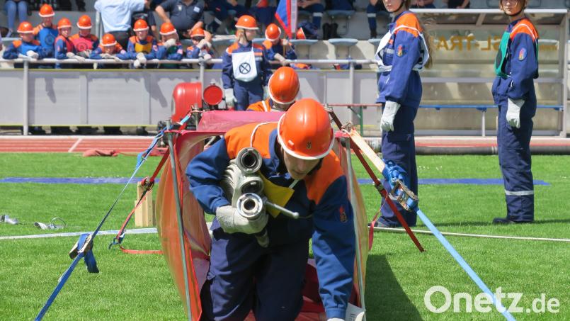 In voller Montur und mit C-Rohr unterm Arm krochen die Teilnehmer durch einen Tunnel. und überwanden weitere Hindernisse. Bild: Hirsch