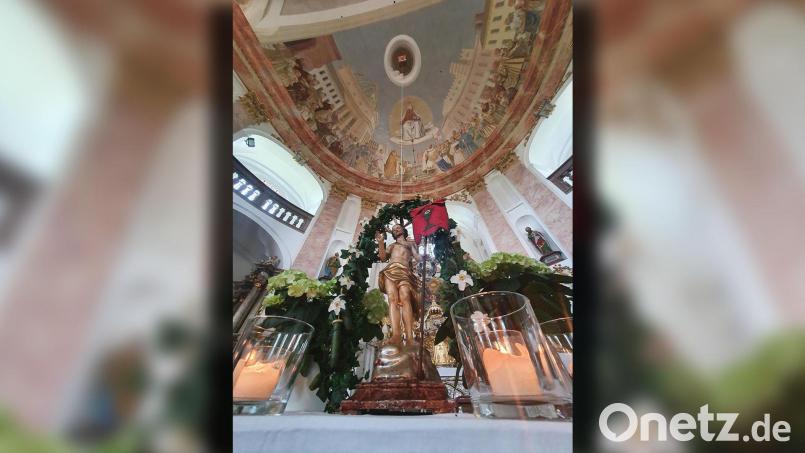 Der Brauch ist in der Region einmalig: An Christi Himmelfahrt wird in der Kapplkirche bei Münchenreuth eine Christus-Figur durch die Decke nach oben gezogen. Bild: kaz