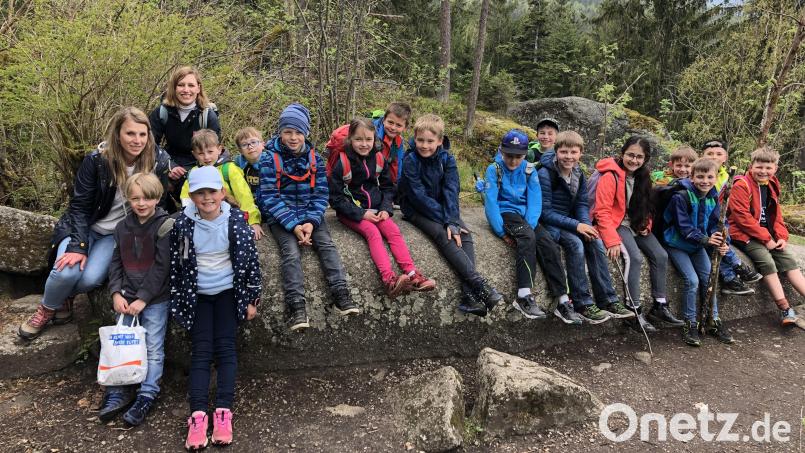 Klassleiterin Jutta Lautenbacher und Lehramtsanwärterin Franziska Dietl hatten ein umfangreiches Programm für die Klasse 2a vorbereitet. Bild: jpl