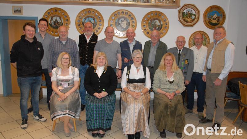 Der Schützengau Amberg kann auf eine bewährte Vorstandschaft setzen. Gauschützenmeister Heinrich Fraunholz (Sechster von links) steht wieder an der Spitze der Schützen. Bild: pop