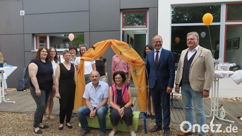Geschäftsleiter Reinhard Herr, Bürgermeister Roman Schäffler (von rechts), Angelika Kaufmann und Agnes Ring (von links) wünschten Angelika Lober (sitzend mit ihrem Ehemann Albert) alles Gute für den Ruhestand. Bild: jzk