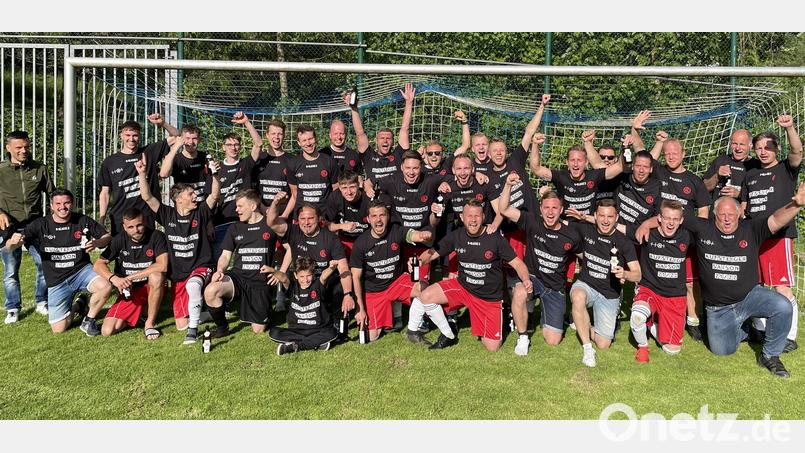 Die Spieler des 1. FC Neukirchen II bejubelten den Titel in der B-Klasse 3 und den Aufstieg in die A-Klasse. Bild: röt