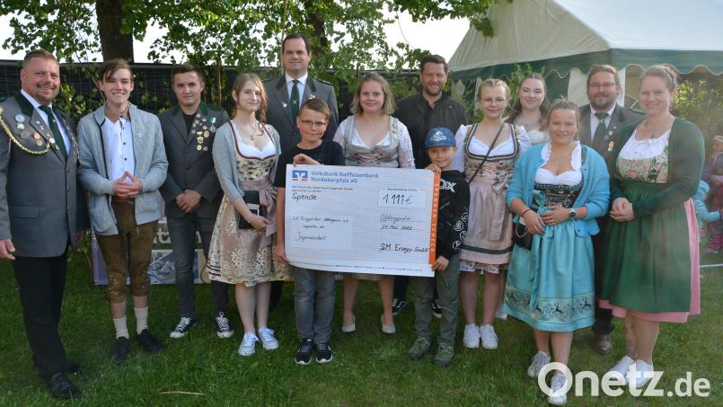 Markus Sporrer (Fünfter von links) überreichte dem &quot;Ringelstein&quot;-Schützennachwuchs eine Spende von 1111 Euro. Schützen-Vorsitzender Armin Strohmaier (Fünfter von links), sowie Sportleiter Stefan Zant (links) dankten für die Unterstützung. Bild: jr
