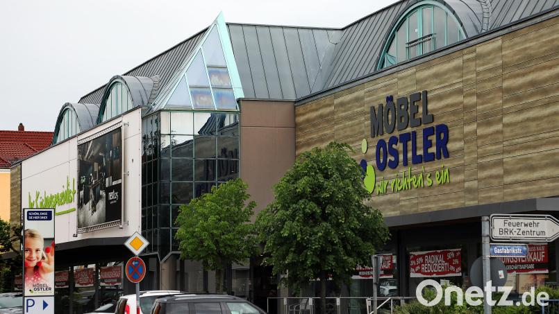 Die Tage von Möbel Ostler an der Schlachthausstraße in Amberg sind gezählt. Derzeit läuft der Abverkauf. Ein Tag der Schließung steht deswegen nicht fest. Bild: Wolfgang Steinbacher