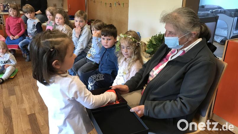Christa Säckl (rechts) bekommt von den Kindergartenkinder eine große Schachtel mit ganz persönlichen Herzenswünschen überreicht. Bild: cro