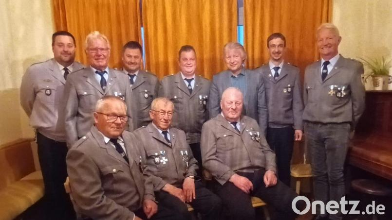 Bei den Neuwahlen wurde die Führungsspitze des KSK Wildenau bestätigt: Im Bild: (stehend, von links) Zweiter BKV-Kreisvorsitzender Thorsten Schiener, Vorsitzender Anton Walter, Erich Fennerl, Schriftführer Wolfgang Mark, Bürgermeister Lothar Müller, Joachim Walter, Josef Maier sowie (sitzend) Werner Buchholz, Kassier Josef Albrecht und Klaus Walter. Bild: Anton Walter/exb
