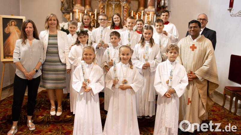 Die Erstkommunionkinder der Pfarreingemeinschaft Wurz/Püchersreuth mit Pater Antony, Pfarrgemeinderatssprecher Wolfgang Dobler, Angelika Luber und F. Förter. Bild: Katharinna Luber/exb